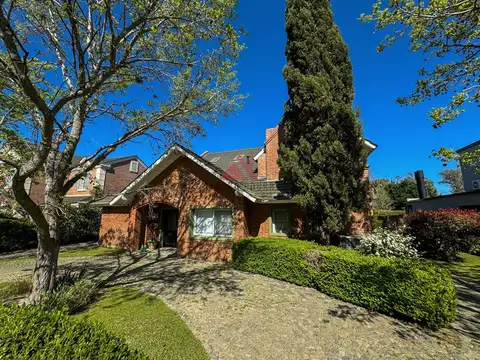 Casa 6 ambientes con 4 baños