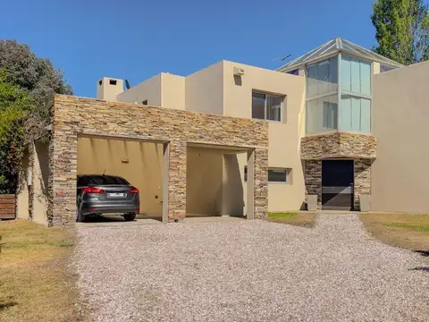 Casa en venta 4 dormitorios y 4 baños con piscina Altos de la Tahona