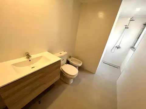 Casa en Alquiler con 2 cocheras