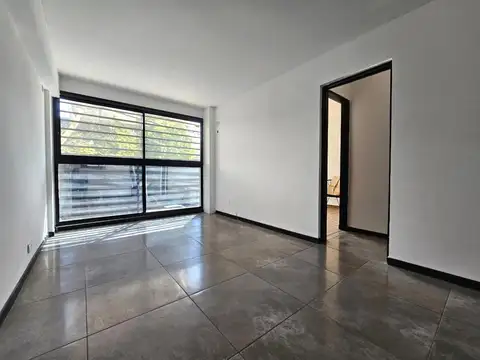 VENTA Departamento 1 dormitorio con amplio patio- Zona Lourdes