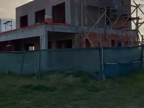 Casa en venta - 5 Dormitorios 4 Baños - 1.360Mts2 - La Plata