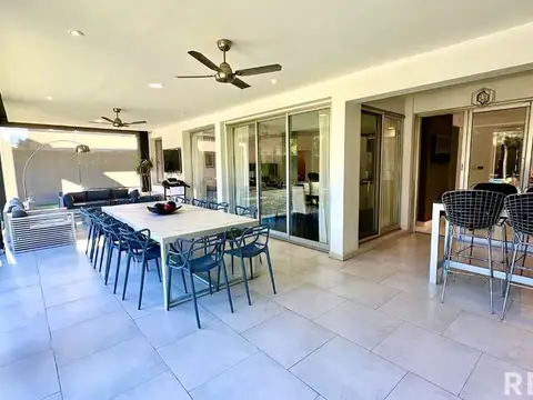 Casa en Venta con 4 cocheras