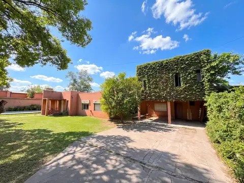Importante casa de 3 dormitorios con pileta, Chacho Peñaloza al 800, Yerba Buena
