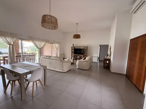Casa en Venta con 2 cocheras