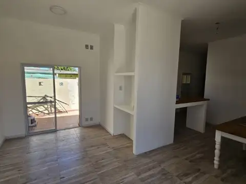 Casa antigua remodelada, dos dormitorios y dos baños completos, jardin ! Guemes y Urquiza