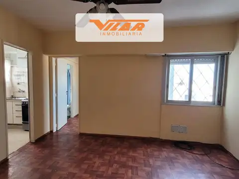 Venta departamento 2 ambientes, proximo Av. Mitre y Laprida. 3er piso x escalera