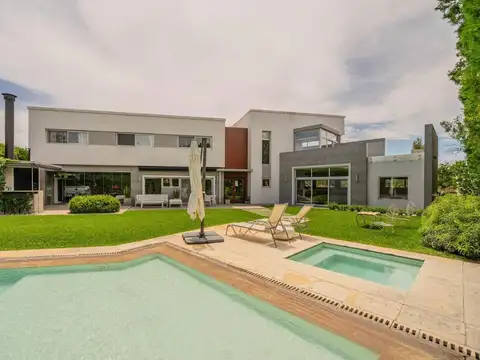 Casa 7 ambientes con 5 baños