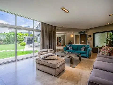 Casa en Barrio Los Troncos excelente estado