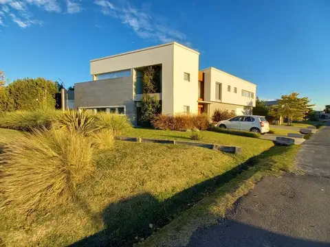 Casa en Venta en Berazategui, USD 640.000