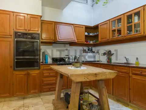 EN VENTA CASA DE 4 DORMITORIOS CON COCHERA, TERRAZA Y PARRILLA MEXICO AL 4200