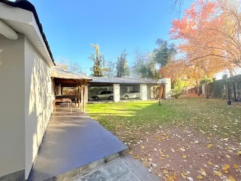 Casa 8 ambientes con 3 baños