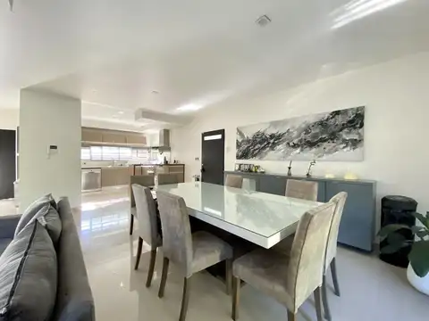 Casa 4 ambientes con 3 baños