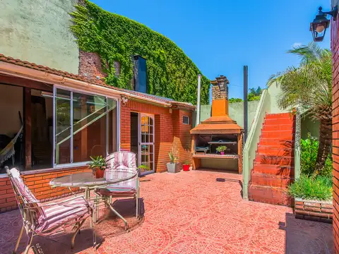 Venta de Casa sobre lote propio de 5 ambientes en Villa Soldati. 3 cocheras, 2 patios y quincho.