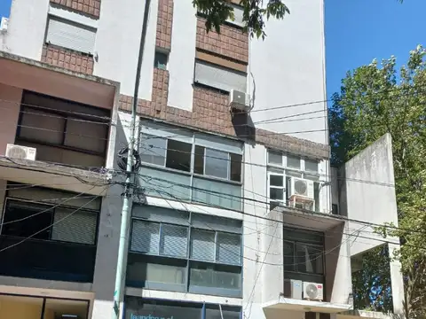 DOS AMBIENTES EN QUILMES CENTRO. EXCELENTE UBICACIÓN. CONSULTE.