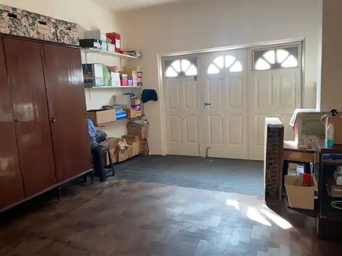 CASA EN VENTA CON COCHERA Y FONDO LIBRE-QUILMES