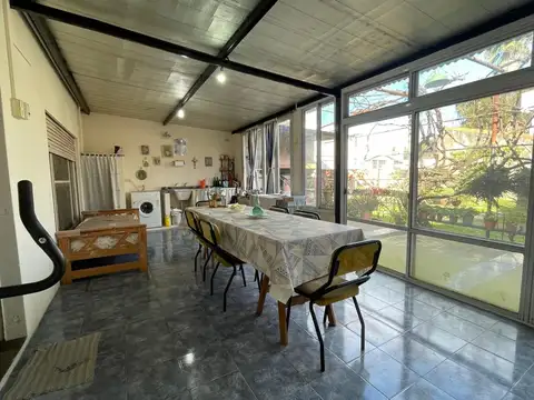 CASA EN VENTA CON COCHERA Y FONDO LIBRE-QUILMES