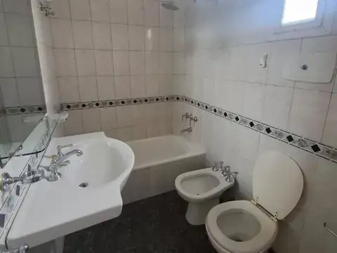 Departamento 3 ambientes con balcón por escalera