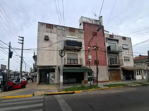Departamento 3 ambientes con balcón por escalera