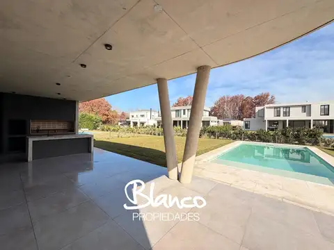 Casa 5 ambientes con 5 baños