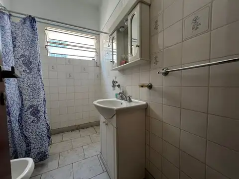 Casa de 8 Ambientes con Estudio, Terraza y Cochera