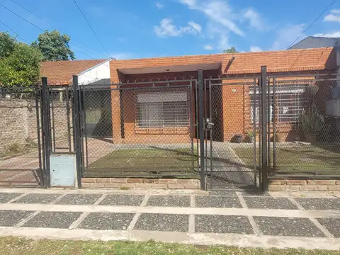 VENTA CASA 4 AMBIENTES CON PARQUE EN MORENO