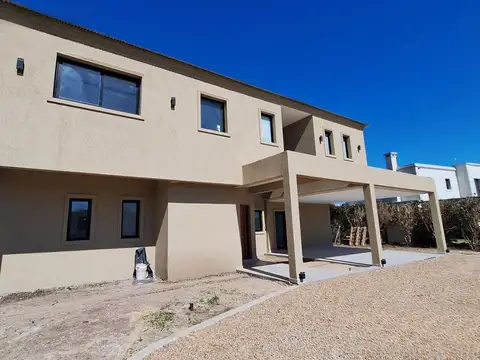 Casa 5 ambientes con 4 baños