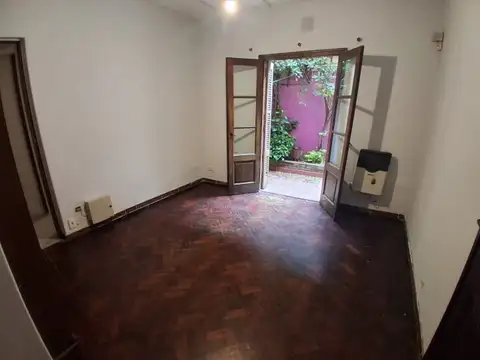Venta - Casa de pasillo. 2 habitaciones, 2 baños. patio y terraza
