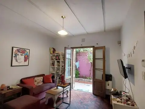 Venta - Casa de pasillo. 2 habitaciones, 2 baños. patio y terraza
