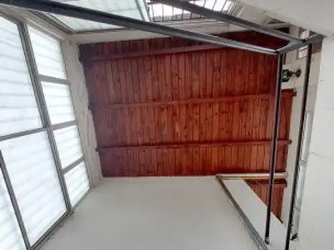 Venta - Casa de pasillo. 2 habitaciones, 2 baños. patio y terraza