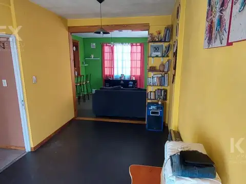 Casa 7 ambientes con 2 baños