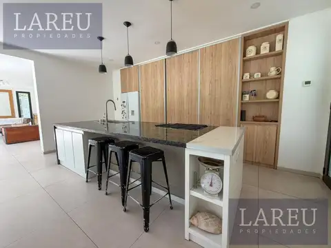 Casa 7 ambientes con 5 baños