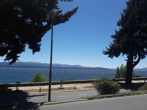 Lote con importantes mejoras. Ubicación y vista al Lago en la costanera del centro de Bariloche 