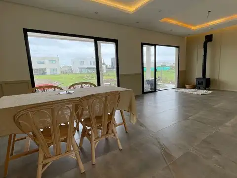 Casa 3 ambientes con 2 baños