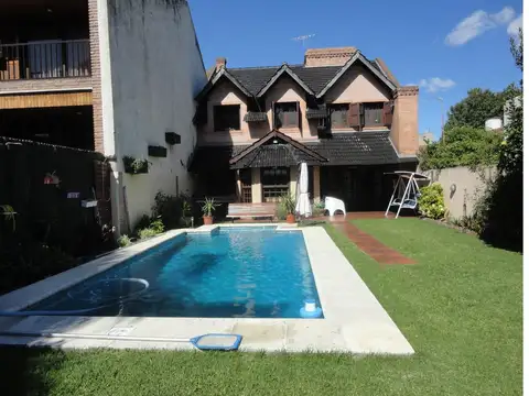 CHALET EN VENTA EN HAEDO 5 AMBIENTES ,PARQUE,PISCINA,PERMUTA