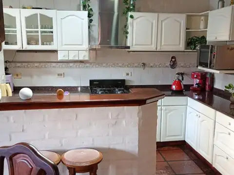 Casa 5 ambientes con 2 baños