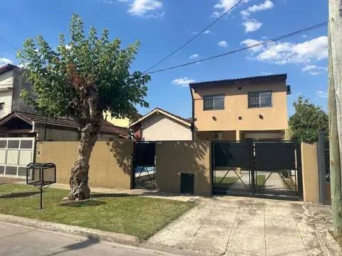 Oportunidad,  3 casas de 3 ambientes cada una, patio y pileta 