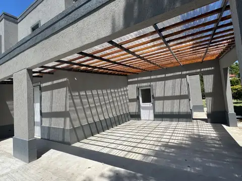 Casa 4 ambientes con 2 baños