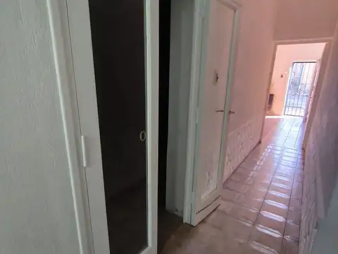 Casa 8 ambientes con 2 baños