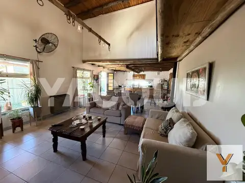 Casa de estilo rústico con jardín y pileta - 2 Dormitorios 1 Baño - Barrio San Cayetano, Tandil