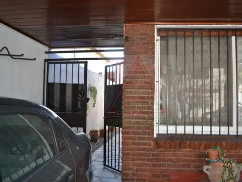 Casa 6 ambientes con 2 baños