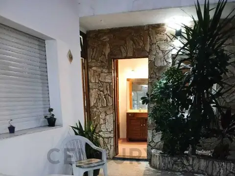 CASA 4 AMBIENTES CON DOS TERRAZAS Y PATIO, QUINCHO Y PARRILLA EN POMPEYA.
