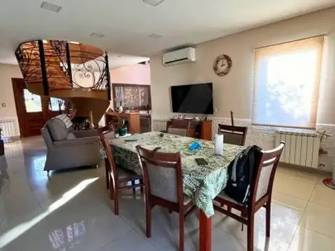 Casa en Venta con 2 cocheras