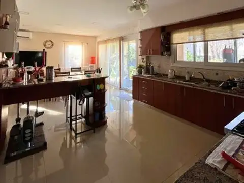 Casa 4 ambientes con 4 baños