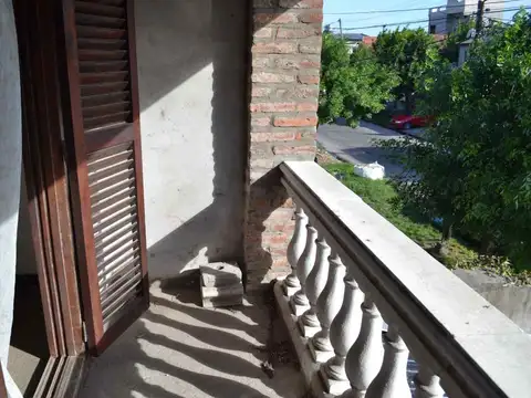 CASA 6 AMBIENTES CON PILETA EN VENTA FIORITO