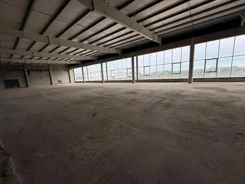 Locales a estrenar en Centro Comercial sobre Autopista del Oeste con Seguridad 24 hs parking