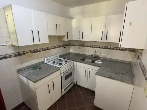 Casa en Alquiler con 2 cocheras