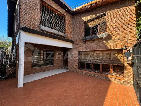 Venta Chalet/PH a refaccionar c/cochera, 7 amb, pileta y jardin - en Olivos, limite Martinez