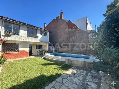 Chalet casa a la venta a refaccionar c/cochera, 7 ambientes, pileta/jardin/parrilla - Olivos