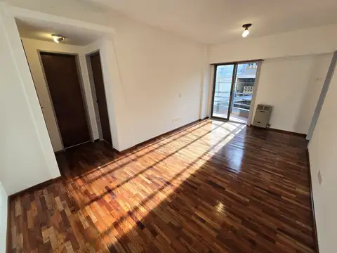 Departamento 2 amb. Balcón Corrido. Luminoso. Centro de Lanús Oeste.