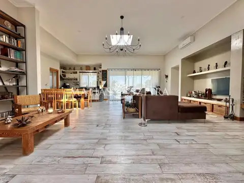 Casa 5 ambientes con 3 baños